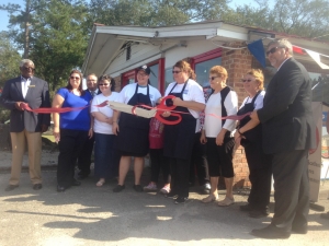 Members of Mamie&#039;s cut the ribbon to join Scotland County&#039;s Chamber of Commerce.