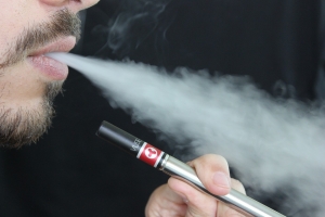 Doctors fighting to find cause of lung damage from vaping