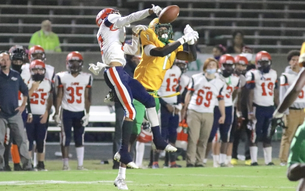 Senior CB Jaleak Gates (1) nearly intercepts a pass in the first quarter of Richmond&#039;s homecoming win.